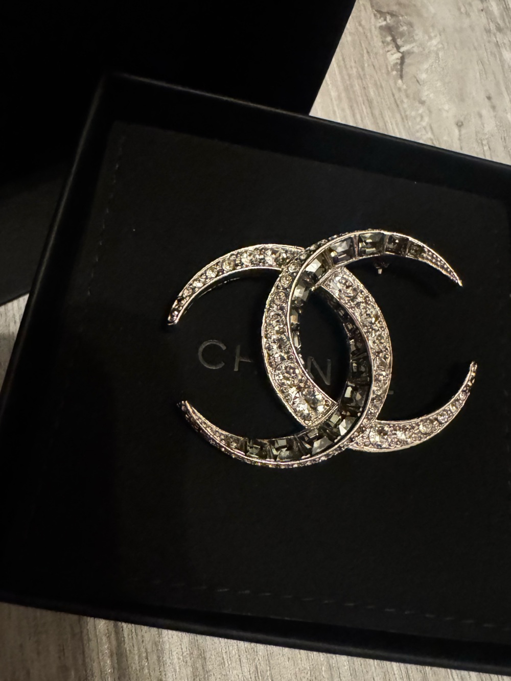 CHANEL Baguette Crystal Dubai CC Brooch Silver - Picture 4 of 7
